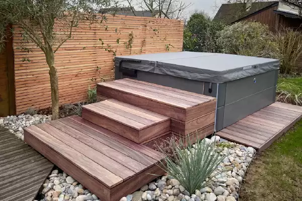 Coffrage spa en bois exotique