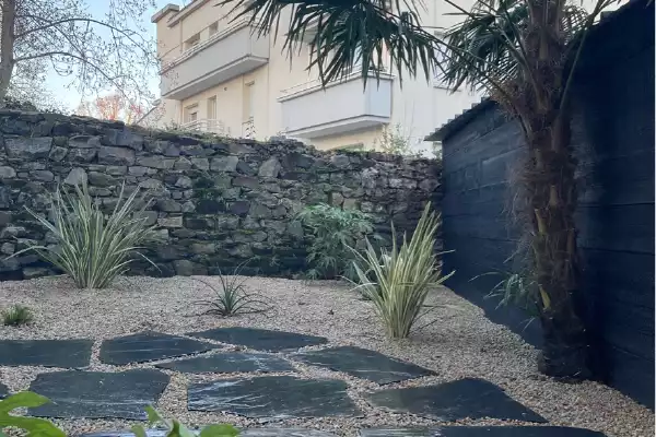 Jardin moderne au bois brûlé